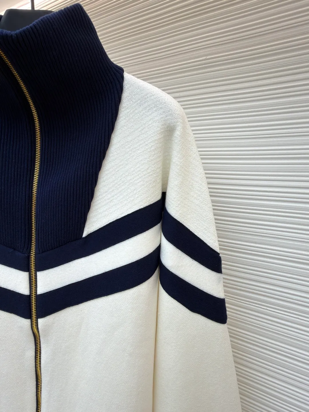 LOUISVUITTON line and color embroidered jacket ●Original version: 21300 purchased and developed ●Item number: 1680860-B75 ●Fabric: combed cotton fabric ●Technology: embroidery production ●Version: Fitted version ●Weight: about 965 grams ●Size: S-M-L-XL ●Description: The yarn is made of [2/40 count 100% combed cotton], It is made of [14-needle computer woven piece], the whole piece is solid sesame base, [about 160 minutes], the blue and white strips are [hair hanging method], and the weaving time is longer [about 70 minutes]; when sewing, the hem ribs and cuff ribs need to be [stitched in double layers], the collar bone is wrapped so that it does not show up, [the collar needs to be sewn twice], the bottom bone and the shirt body bone are not in the same line When sewing the sleeves, you need to sew in a circle, which takes a long time to sew. After embroidering, you need to carve the blue and white strips of tape and the zipper. When flat sewing, you need to pay special attention to the straight position of the straps, which can easily become skewed. The zipper is [inside the rib position], and the collar is very high. It is difficult to sew the zipper. The entire production process requires too many steps, and the wool is white, so it is very easy to get dirty, which increases the finishing time and the defective rate. The overall wiring is straight and delicate, the fabric is comfortable and soft, and the color is consistent without color difference. It can be matched with the same style to create a fashionable look and control various occasions. Customized accessories, complete with three standards, same style for men and women!